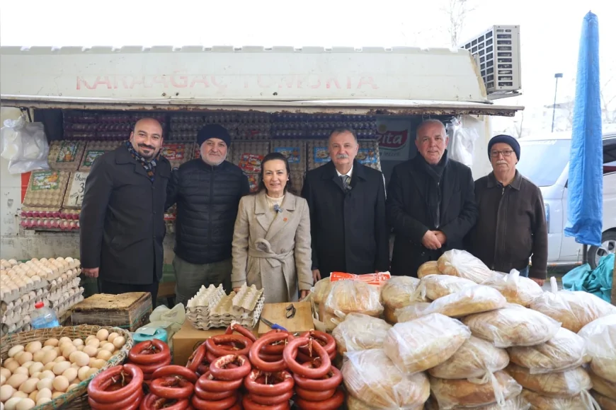 Yunusemre Belediye Başkanı Semih Balaban ve CHP Manisa İl Başkanı İlksen Özalper Laleli Pazarı’nda esnaf ve vatandaşlarla buluştu