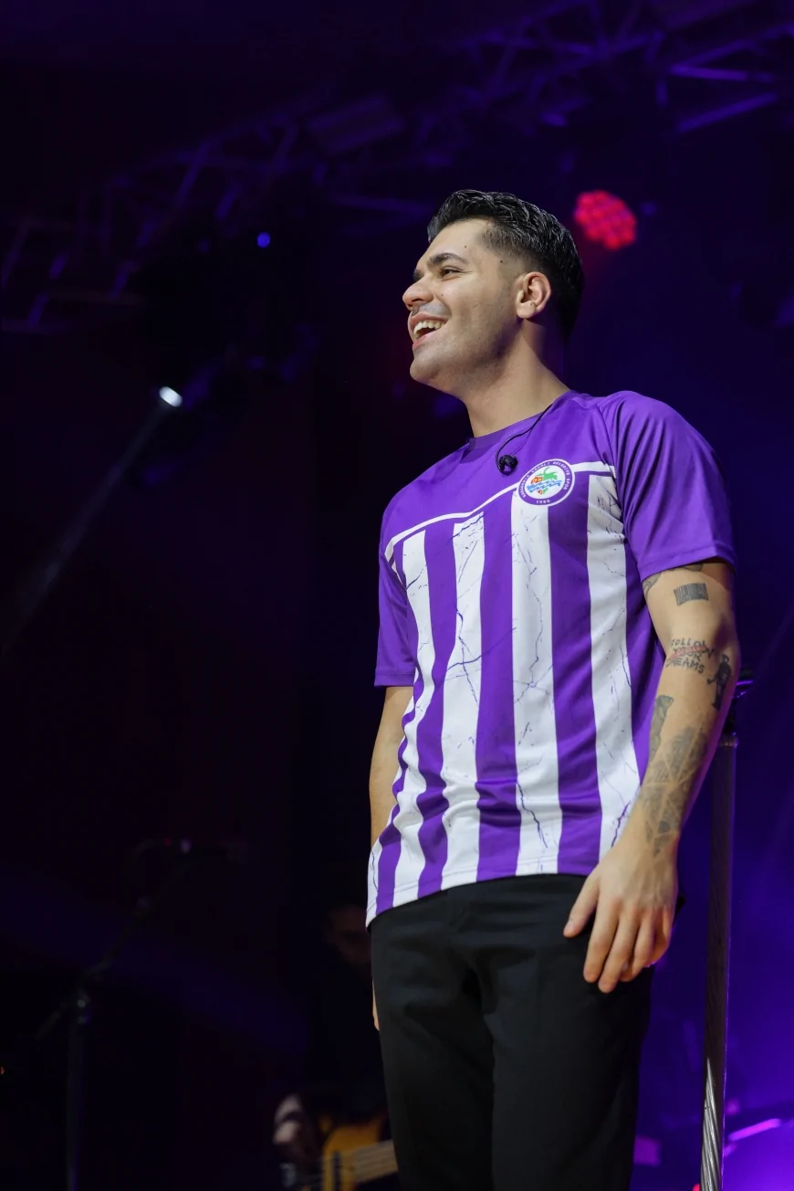 Emir Can İğrek Zonguldak Ereğli’de Sevilen Şarkılarıyla Salonu Dolduran Unutulmaz Bir Konser Verdi