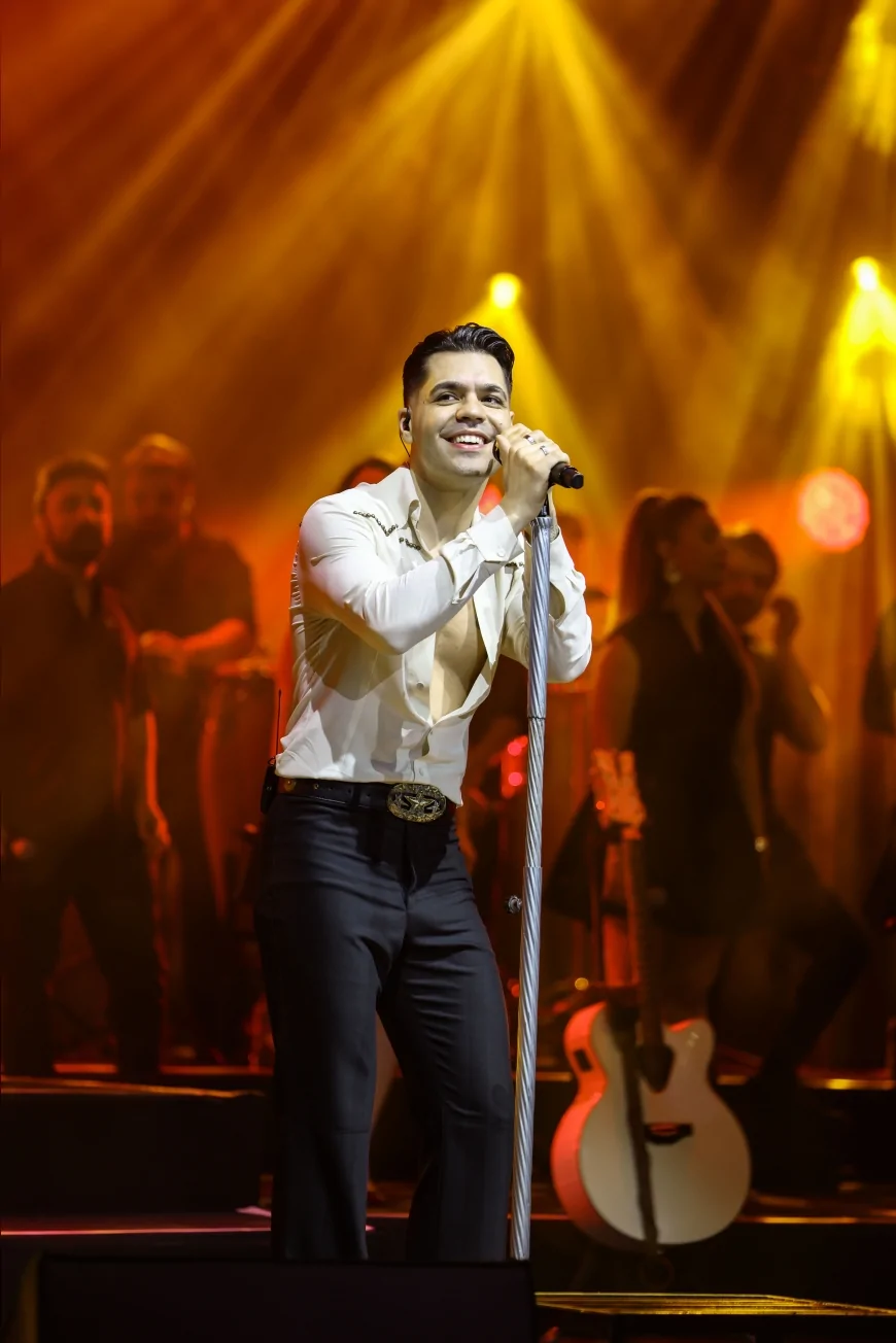 Şarkıcı ve Söz Yazarı Emir Can İğrek Kimdir Hayatı Kariyeri ve Müzik Yolculuğuyla Dikkat Çekiyor