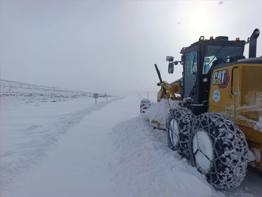 Kayseri Büyükşehir Belediyesi Kar ve Tüpüye Rağmen 11 İlçede 197 Kırsal Mahalle Yolunu Ulaşıma Açtı
