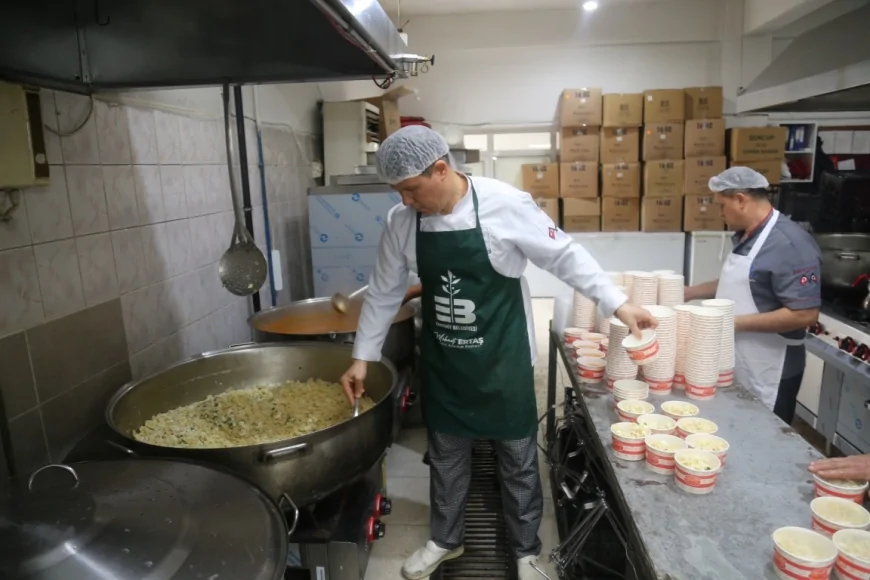 Edremit Belediyesi Aşeviyle Gönülleri Isıtıyor: 196 Haneye Yıl Boyunca 3 Çeşit Sıcak Yemek Ulaştırılıyor