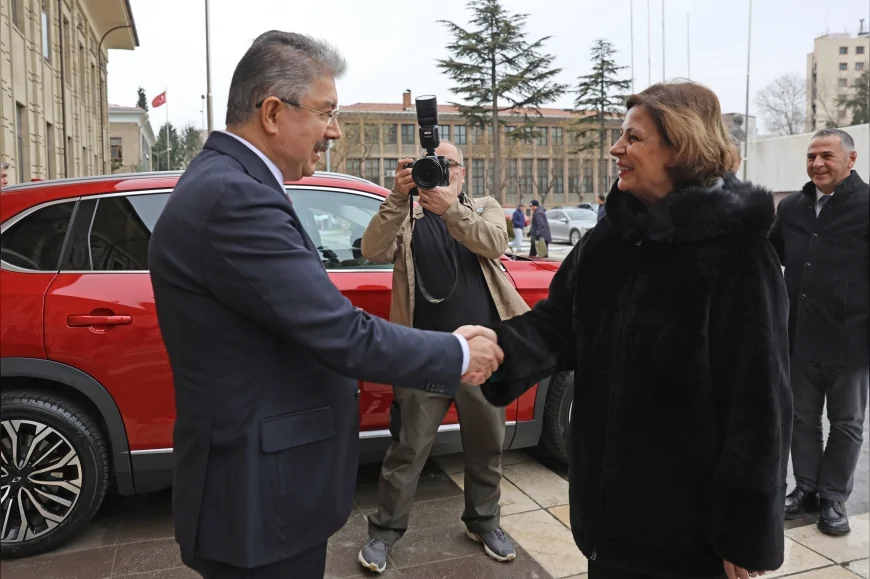 Eskişehir Valisi Dr. Erdinç Yılmaz’a Büyükşehir ve Odunpazarı belediye başkanlarından hayırlı olsun ziyareti