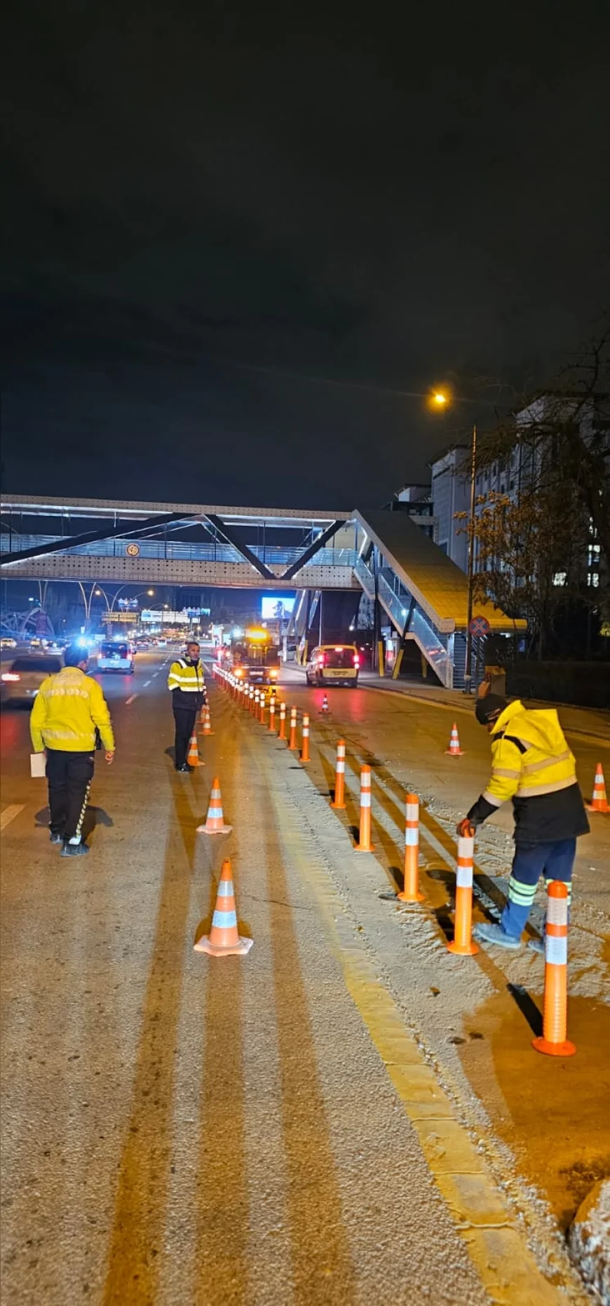 Ankara Büyükşehir Belediyesi AVM Önlerindeki Trafik Yoğunluğunu Azaltmak İçin Konya Yolu’nda Sahaya İndi