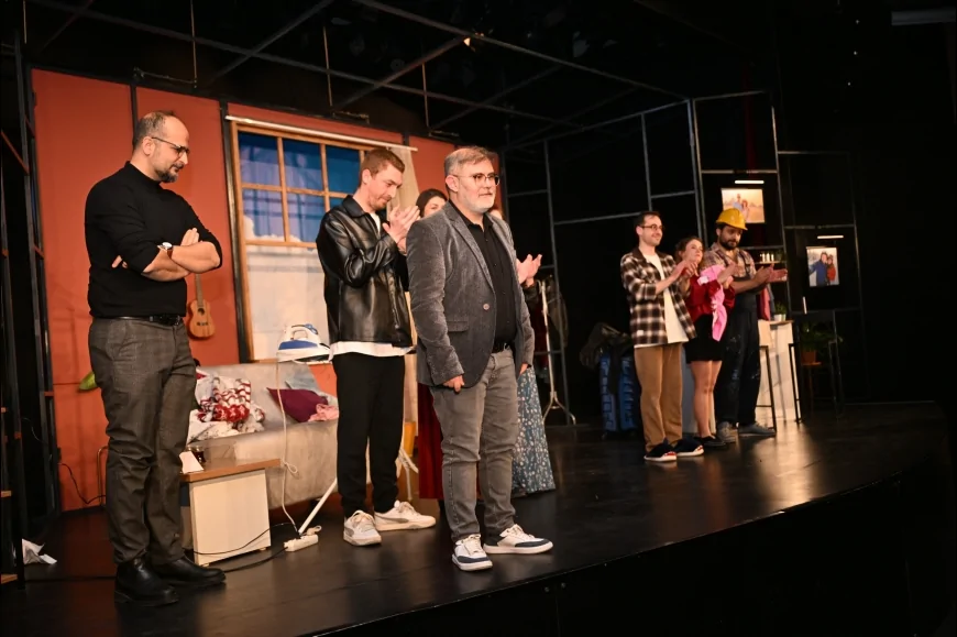 Şiddetli Geçimsizlik Oyunu Manisa’da Dünya Prömiyeri Yaptı Sahne Sanatseverlerle Doldu