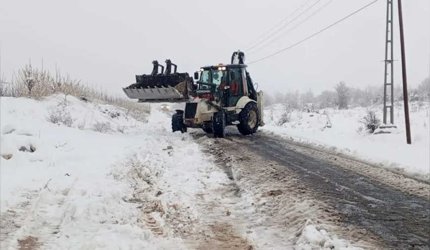 Mersin Büyükşehir Belediyesi Ekipleri Yüksek Kesimlerde Etkili Olan Kar Yağışına Karşı Sahaya İndi