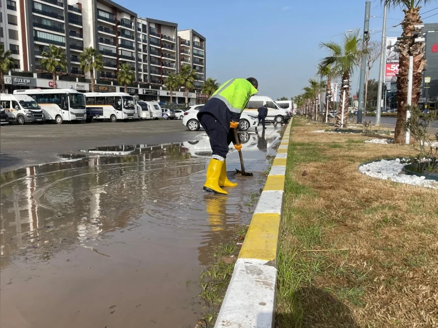 Çiğli Belediyesi Fırtına ve Sağanağa Karşı Sahada: Başkan Onur Emrah Yıldız “Hiçbir Yurttaşı Mağdur Etmeyeceğiz”