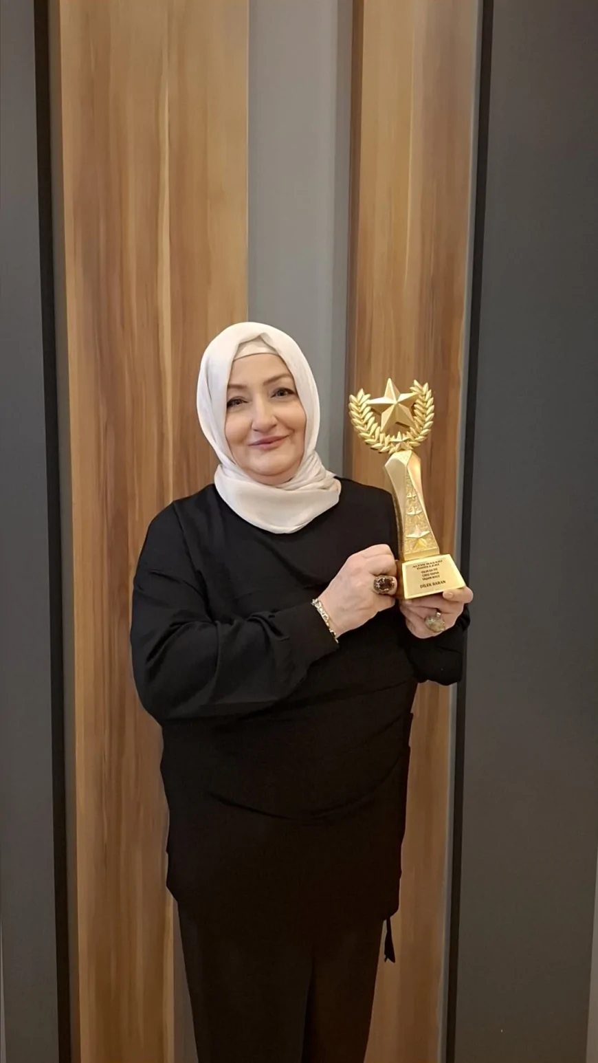 Yaşam Koçu Dilek Baran Ankara’daki törende “Yılın En İyi Çıkış Yapan Yaşam Koçu” ödülüne layık görüldü