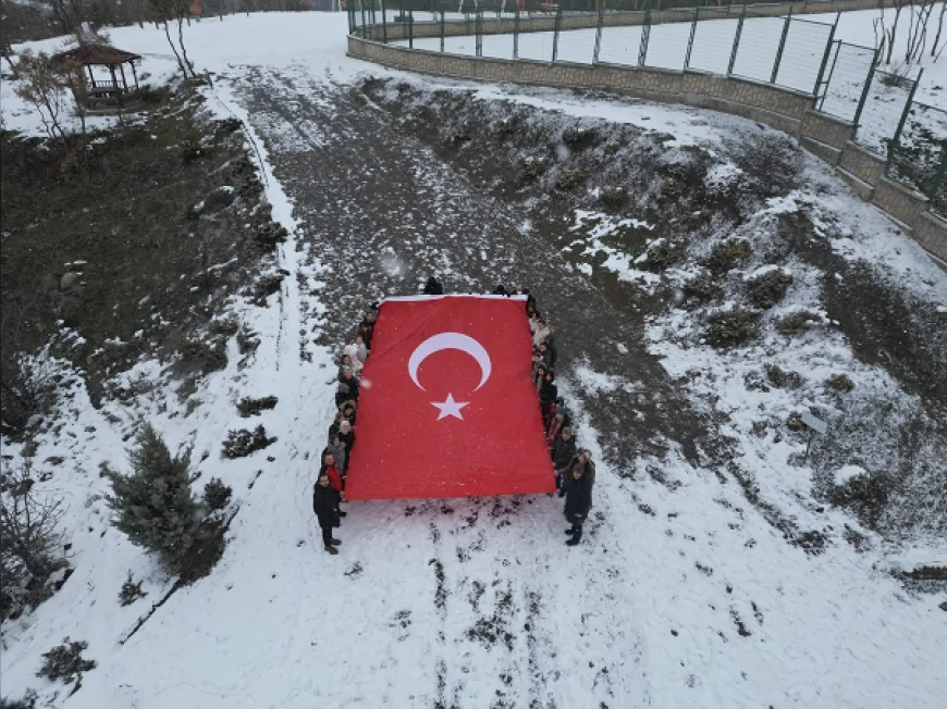 Çorum’da Çocuklar Doğaya Sevgilerini Bıraktı: Boyanan Kuş Evleri Ağaçlara Asıldı