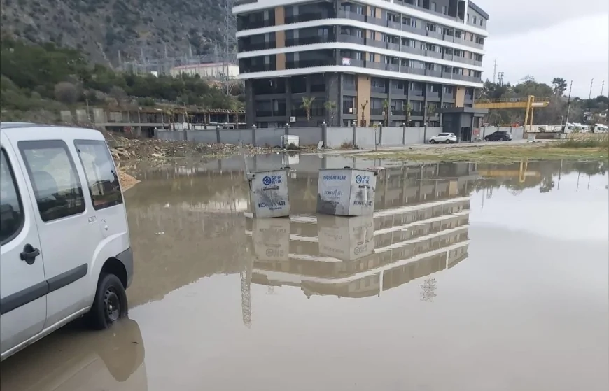 Antalya Konyaaltı Sarısu Mahallesi’nde altyapı tepkisi: “Her yağmurda yollar göle dönüyor”