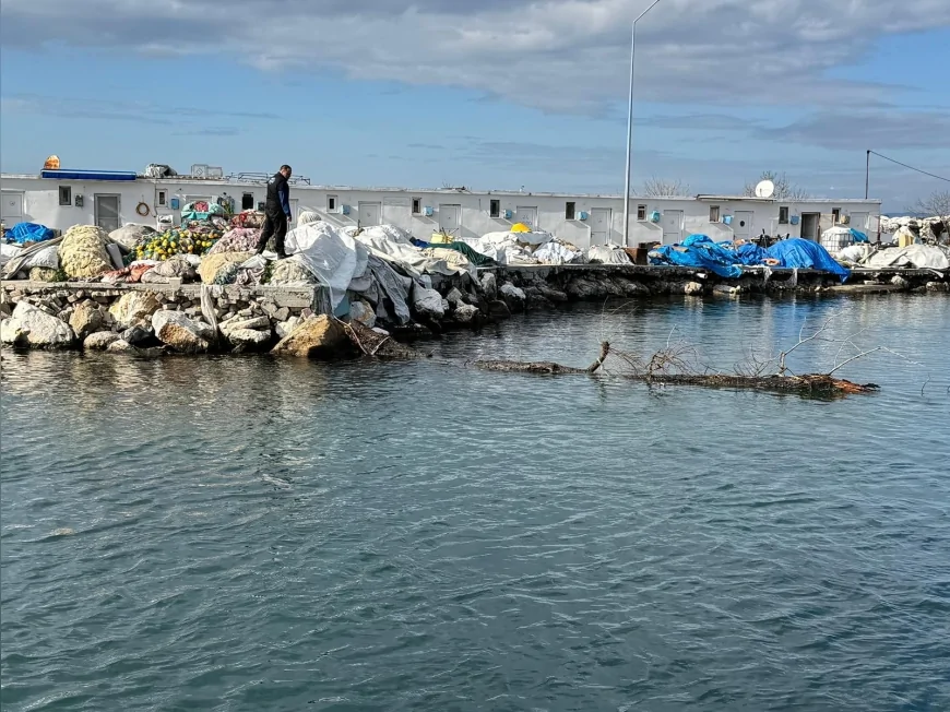 Yalova Açıklarında Deniz Ulaşımını Tehdit Eden Yüzen Ağaç Güvenli Şekilde Kıyıya Çekildi