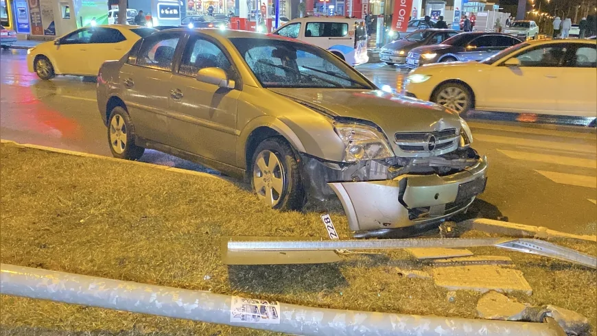 Çorum’da Kaygan Yolda Kontrolden Çıkan Otomobil Sinyalizasyon Direğine Çarptı: 1 Yaralı