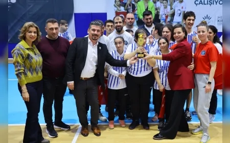 Karabağlar Belediyesi Sömestr Spor Şenliği İhsan Alyanak Spor Salonu’nda binlerce kişinin katılımıyla coşkuyla gerçekleşti