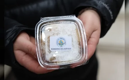 Kandıra Belediyesi Berat Kandili’nde İlçe Genelinde Helva İkramıyla Geleneği Yaşattı