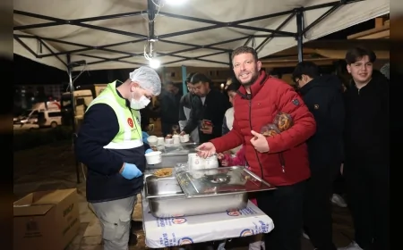 Denizli Büyükşehir Belediyesi Kandil Geleneğini Sürdürdü: Berat Kandili’nde Cami Çıkışlarında Sıcak Helva İkramı