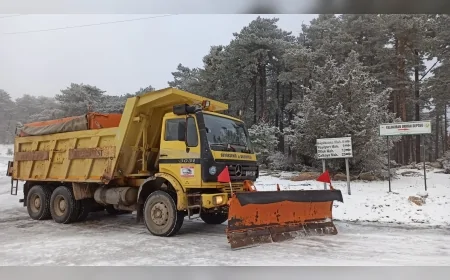 Eskişehir Büyükşehir Belediyesi Mihalıççık’ta Kış Şartlarına Karşı Küreme ve Tuzlama Çalışmalarını Sürdürüyor