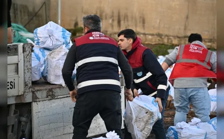 Manisa Büyükşehir Belediyesi İhtiyaç Sahiplerine Budama Odunlarından Yakacak Desteği Sağlıyor