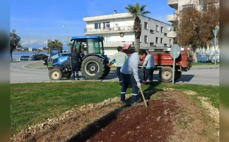 Ayvalık Belediyesi Park ve Bahçeler Müdürlüğü Ekipleri Yaz Kış Demeden Kentin Yeşil Alanlarında 7 Gün 24 Saat Görev Yapıyor
