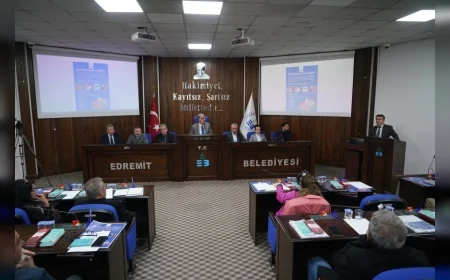 Edremit’te Muhtarlar Toplantısında Afet Hazırlığı, Doğalgaz ve Arıtma Projeleri Gündeme Alındı