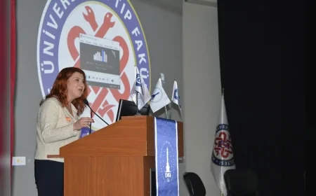 Ege Üniversitesi’nde Dünya Kanser Gününde “Turuncu Mikrofon” Söyleşisiyle Toplumsal Farkındalık Vurgusu Yapıldı