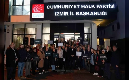 CHP İzmir İl Başkanlığı 6 Şubat depremlerinin üçüncü yılında saat 04.17’de anma töreni düzenledi