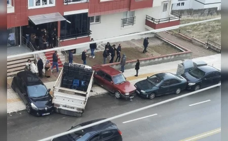 Çorum Bahçelievler’de kontrolden çıkan kamyonet park halindeki 4 otomobile çarptı