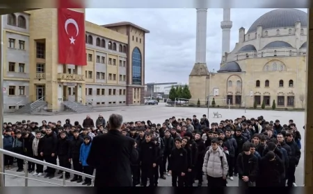 Çorum’da İmam Hatip Lisesi Öğrencilerinden 6 Şubat Deprem Şehitleri İçin Anma Programı