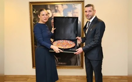 Efes Selçuk Belediyesi’ne Hayvan Ambulansı Bağışı: “Yaklaşık Bir Buçuk Milyon Değerindeki Aracı Belediyemize Hibe Etti”