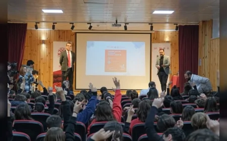 Hitit Üniversitesi, “asrın felaketi”nin üçüncü yıl dönümünde Bilim Kafe’de ortaokullulara deprem bilinci kazandırdı