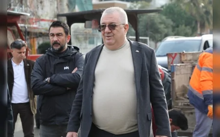 Edremit’te Yol Seferberliği Başladı: Belediye Başkanı Mehmet Ertaş “Mayıs Sonuna Kadar Bozuk Yol Kalmayacak”