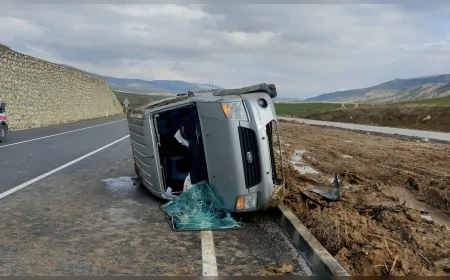 Çorum Mecitözü’nde hafif ticari araç orta refüje devrildi: 2 kişi yaralandı