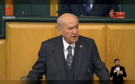 MHP GENEL BAŞKANI DEVLET BAHÇELİ: “KONUTLARINA KAVUŞAN VATANDAŞLARIMIZA ‘BOŞ SENET İMZALATIYORLAR’ DEMEK YALNIZCA BÜHTAN DEĞİL, SİYASİ NAMUSLA ÇELİŞEN BİR HEZEYANDIR”