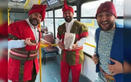 Çorum Belediyesi’nden “İftar Pidesi Bizden” Etkinliği: Hacivat ve Karagöz’le Otobüslerde Sıcak Pide Dağıtıldı