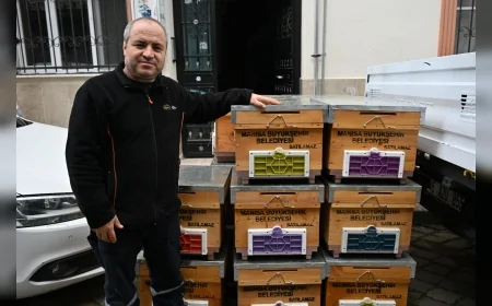 Manisa Büyükşehir Belediyesi Selden Zarar Gören Arıcıya 20 Kovan Desteği Sağladı