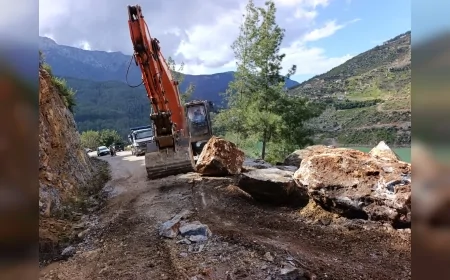 ANTALYA BÜYÜKŞEHİR BELEDİYESİ ALANYA’DA YAĞIŞIN HASAR VERDİĞİ YOLLARI ONARIYOR