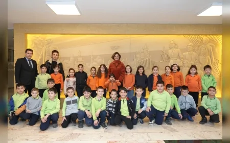 ESKİŞEHİR BÜYÜKŞEHİR BELEDİYE BAŞKANI AYŞE ÜNLÜCE MİNİK ÖĞRENCİLERİ MECLİS SALONU’NDA AĞIRLADI