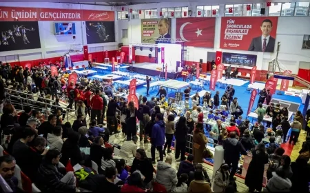 Bayraklı Belediye Başkanı İrfan Önal: “Gençlerimizin vizyonu hepimize umut veriyor”