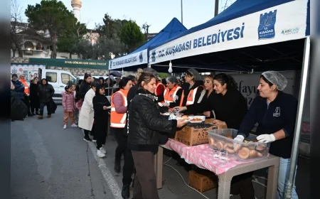 KUŞADASI BELEDİYESİ CUMHURİYET MAHALLESİ’NDE 1000 KİŞİLİK İFTAR SOFRASI KURDU