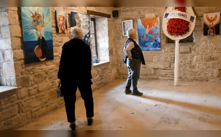 KUŞADASI BELEDİYESİ İBRAMAKİ SANAT GALERİSİ ‘ÇİNİLERİN DANSI’ SERGİSİNE EV SAHİPLİĞİ YAPIYOR