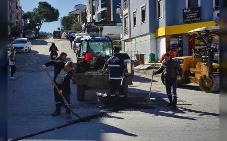 Ayvalık Belediyesi 150 Evler Mahallesi’nde Bozulan Yollara Müdahale Ediyor