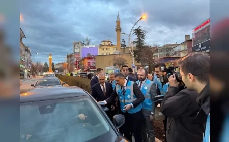 İçişleri Bakanı Mustafa Çiftçi Çorum’da Gençlerle Birlikte İftara 5 Kala Vatandaşlara İkramda Bulundu