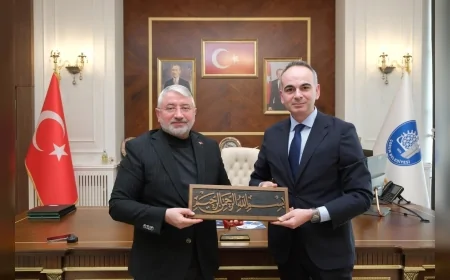 Çorum Belediye Başkanı Halil İbrahim Aşgın, YEDAŞ Bölge Müdürü Mehmet Derman Fakour’u makamında ağırladı