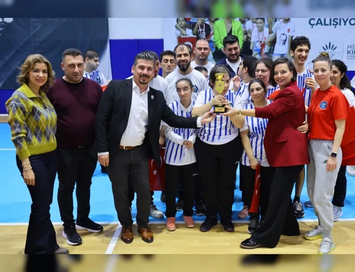 Karabağlar Belediyesi Sömestr Spor Şenliği İhsan Alyanak Spor Salonu’nda binlerce kişinin katılımıyla coşkuyla gerçekleşti