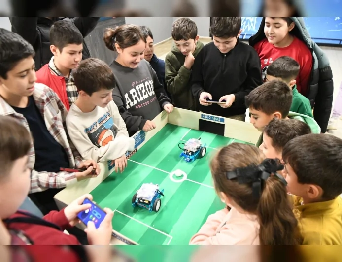 Mamak’ta TÜBİTAK İş Birliğiyle Düzenlenen Etkinlikte Çocuklar Aileleriyle Bilimle Buluştu