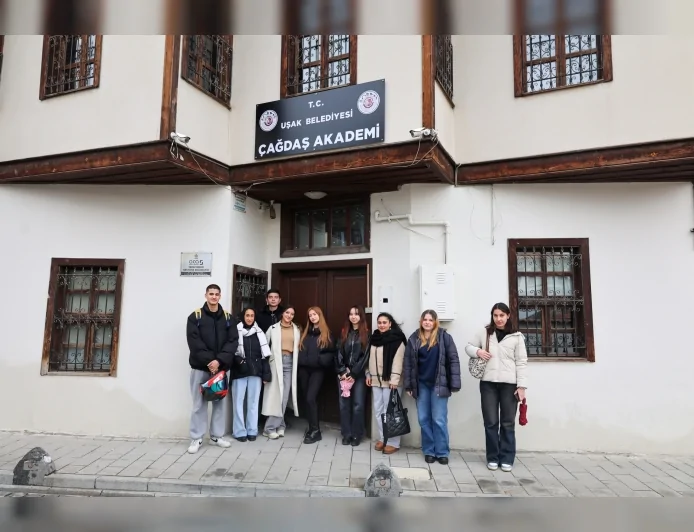 Uşak Belediyesi Ücretsiz Kurslarla Öğrencilere Parasız Bilimsel ve Çağdaş Eğitim Desteği Sağlıyor