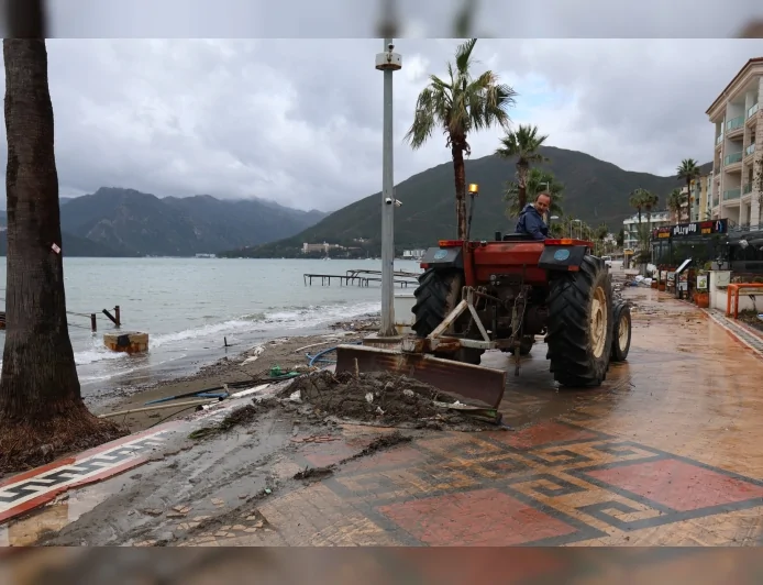 Marmaris’te 15 Günlük Fırtına Mesaisi: 220 Ağaca Müdahale Edildi, 40 Kamyon Atık Toplandı