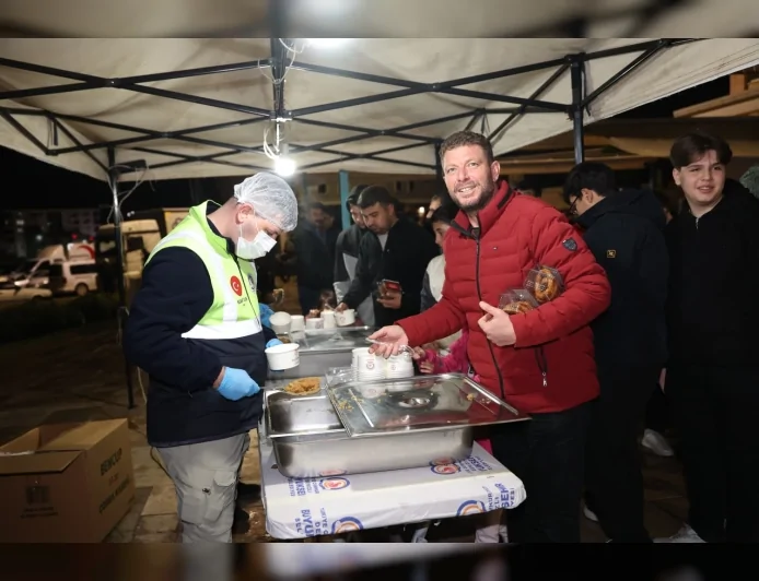 Denizli Büyükşehir Belediyesi Kandil Geleneğini Sürdürdü: Berat Kandili’nde Cami Çıkışlarında Sıcak Helva İkramı