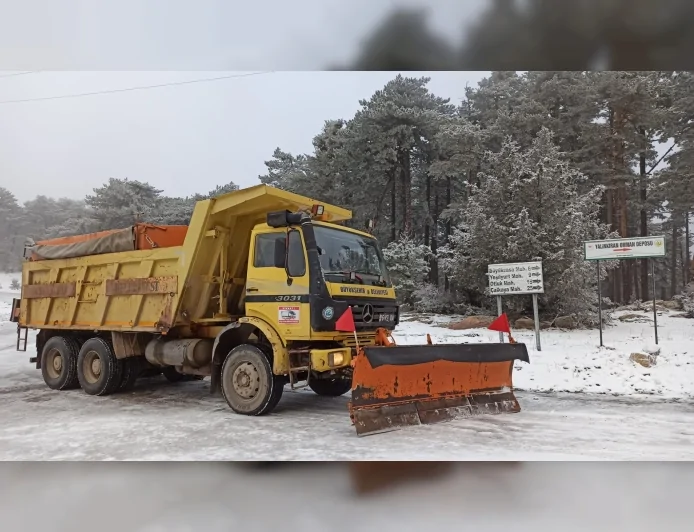 Eskişehir Büyükşehir Belediyesi Mihalıççık’ta Kış Şartlarına Karşı Küreme ve Tuzlama Çalışmalarını Sürdürüyor