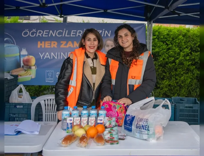 Kuşadası Belediyesi Yarıyıl Tatili Sonrası İhtiyaç Sahibi Öğrencilere Haftalık Beslenme Desteğini Yeniden Başlattı