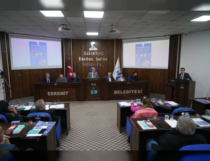 Edremit’te Muhtarlar Toplantısında Afet Hazırlığı, Doğalgaz ve Arıtma Projeleri Gündeme Alındı