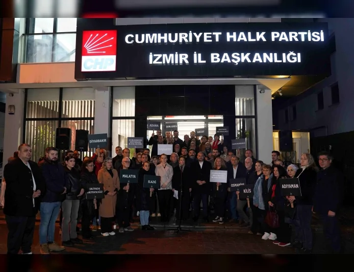 CHP İzmir İl Başkanlığı 6 Şubat depremlerinin üçüncü yılında saat 04.17’de anma töreni düzenledi